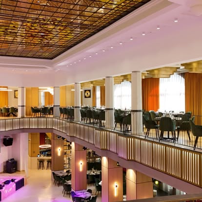 Sala cu tavan auriu
